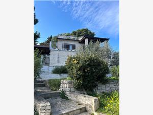 Apartment Dino Splitska - island Brac, Size 50.00 m2, Airline distance to the sea 20 m, Airline distance to town centre 150 m