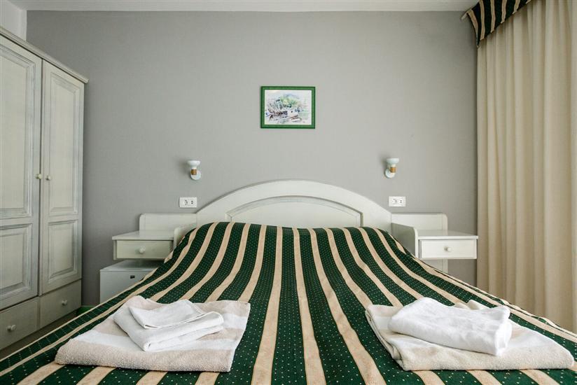 Room S5, for 3 persons