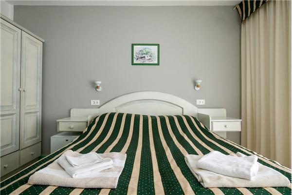 Room S5, for 3 persons