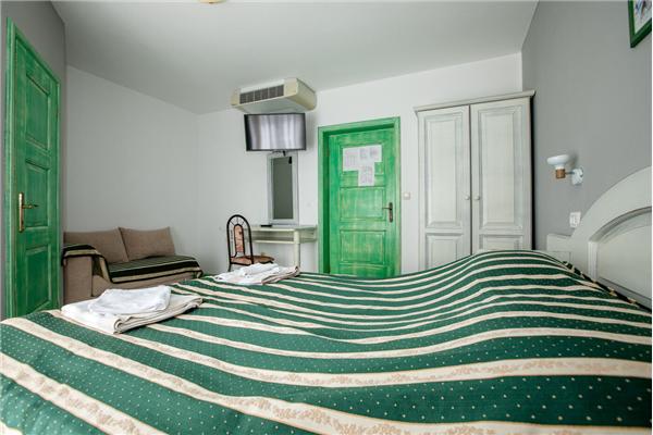 Room S5, for 3 persons