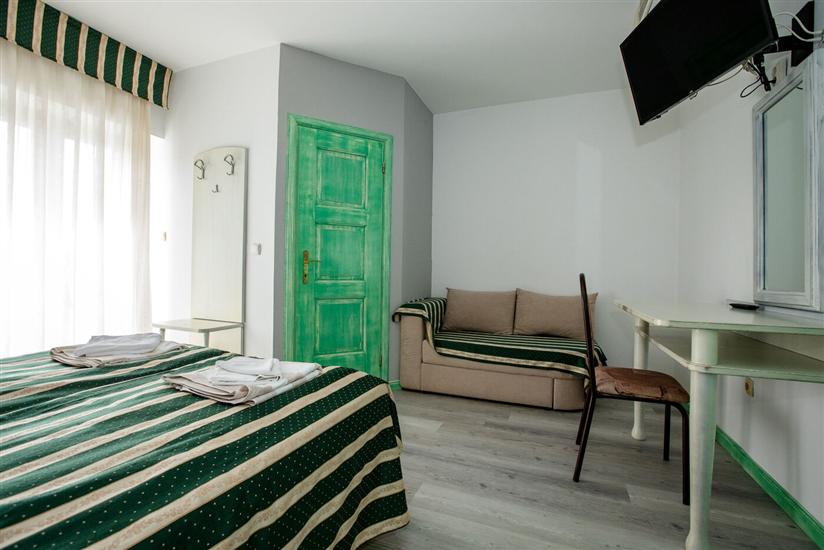 Room S5, for 3 persons