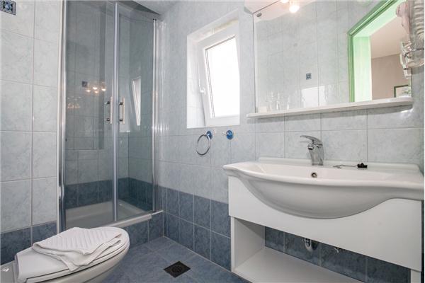 Room S5, for 3 persons