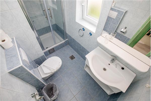 Room S5, for 3 persons