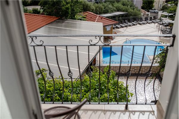 Room S5, for 3 persons