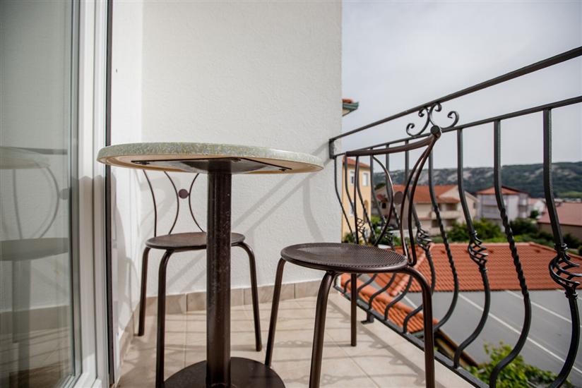 Room S5, for 3 persons