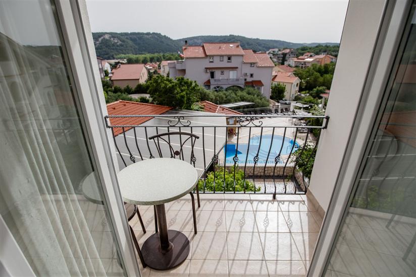 Room S5, for 3 persons