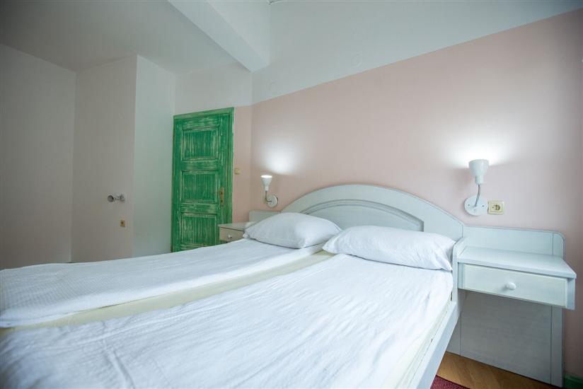 Room S7, for 4 persons