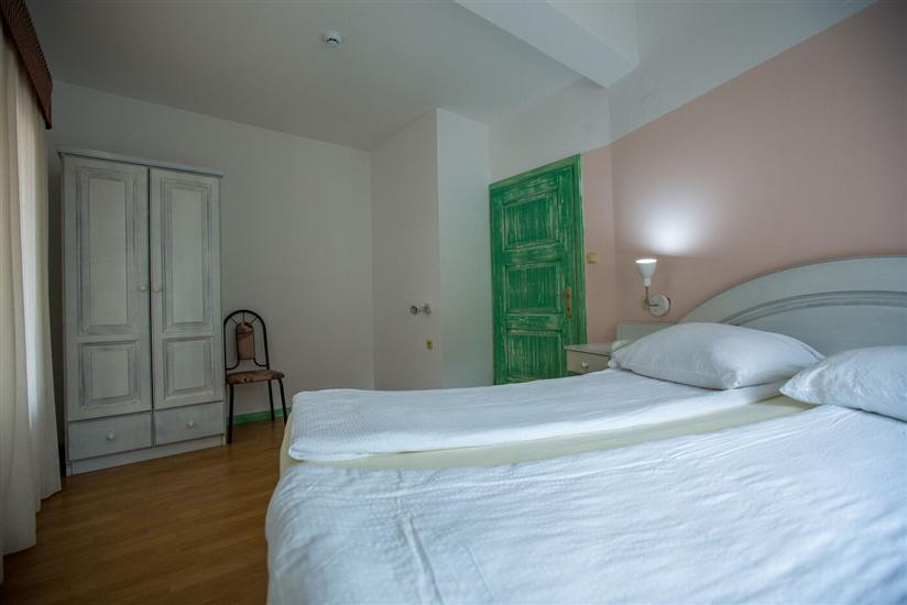 Room S7, for 4 persons