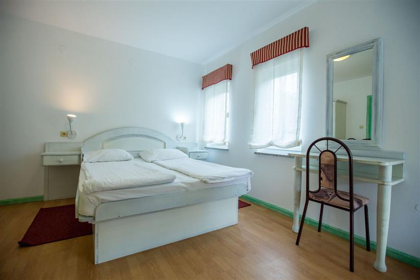 Room S8, for 4 persons