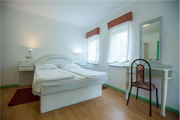 Room S8, for 4 persons