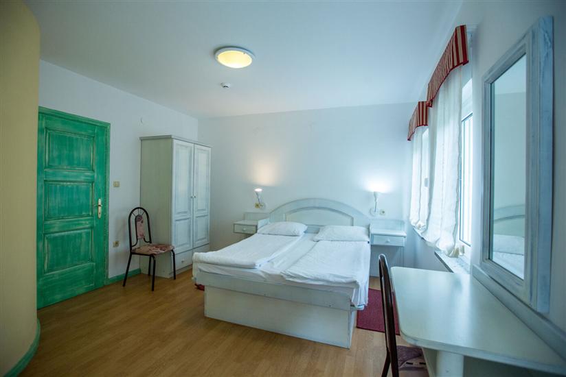 Room S8, for 4 persons