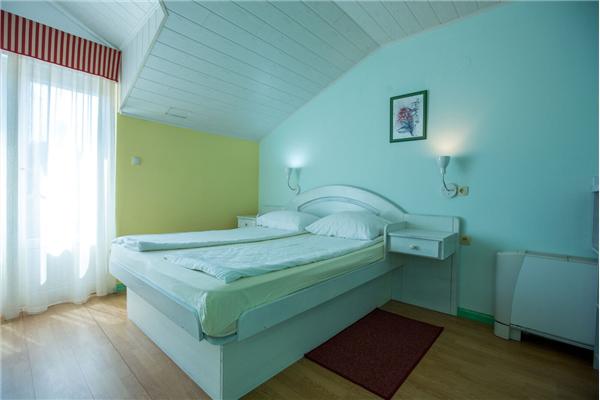 Room S10, for 2 persons