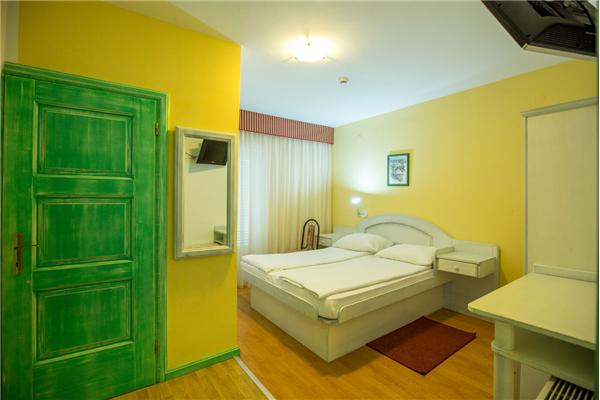 Room S9, for 4 persons