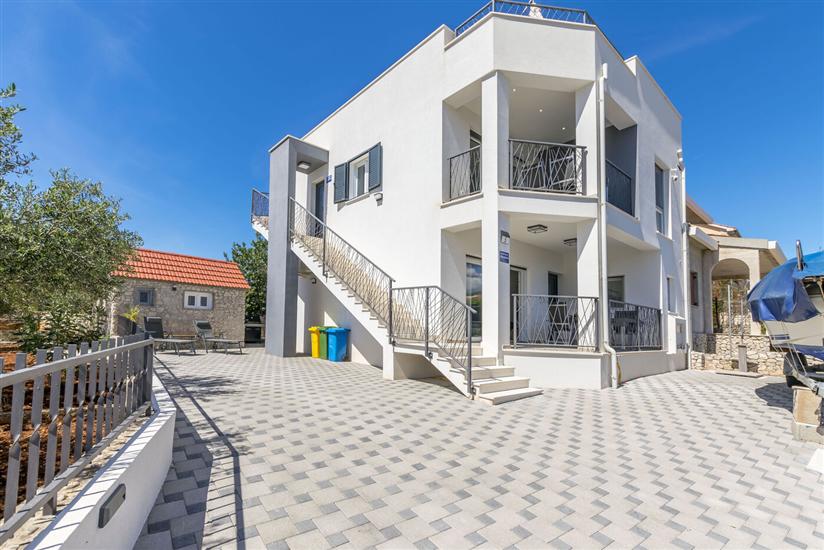 Apartments Lonamare