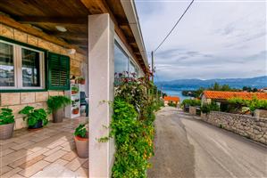 Apartment - Splitska - island Brac