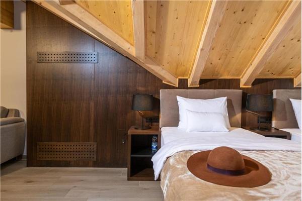 Room S1, for 3 persons