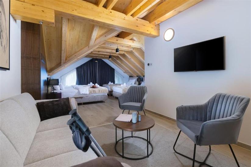 Room S1, for 3 persons