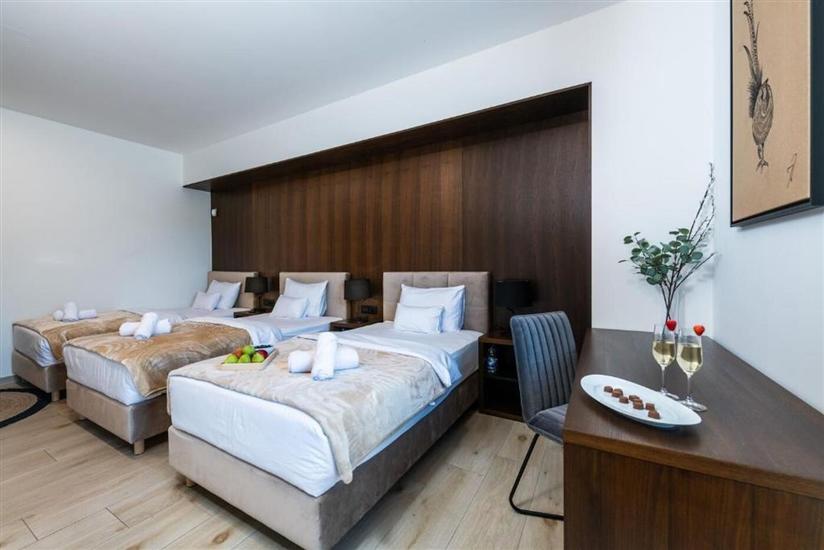 Room S8, for 3 persons