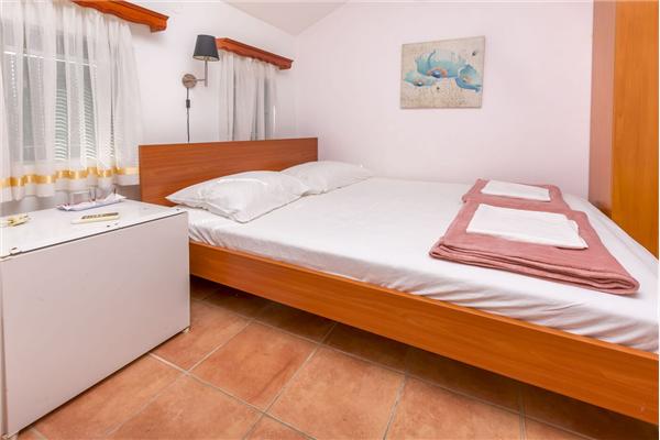 Room S1, for 2 persons