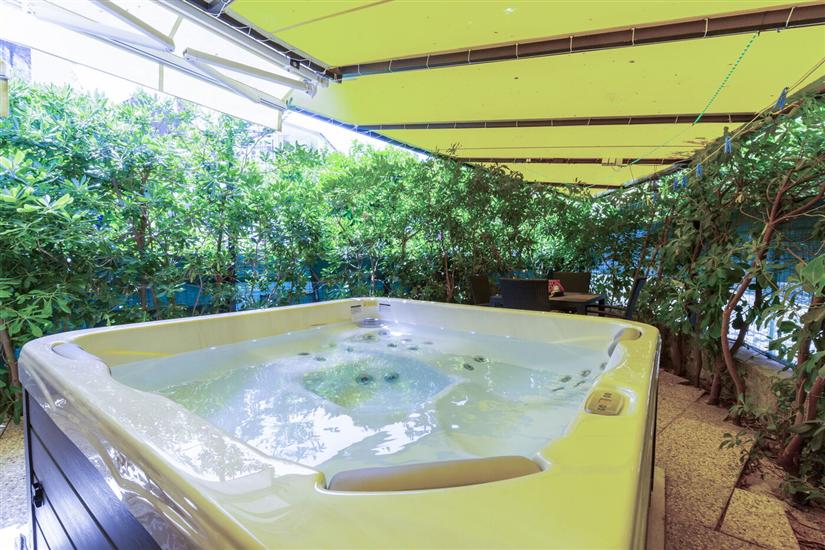 Apartment Center with jacuzzi
