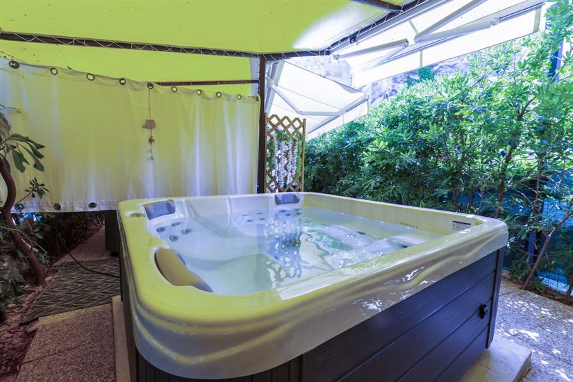 Apartment Center with jacuzzi