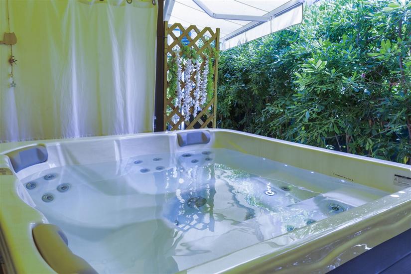 Apartment Center with jacuzzi