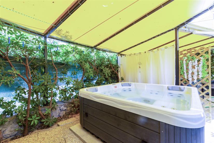 Apartment Center with jacuzzi