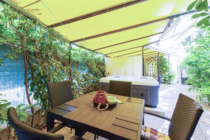 Apartment Center with jacuzzi