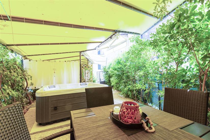 Apartment Center with jacuzzi