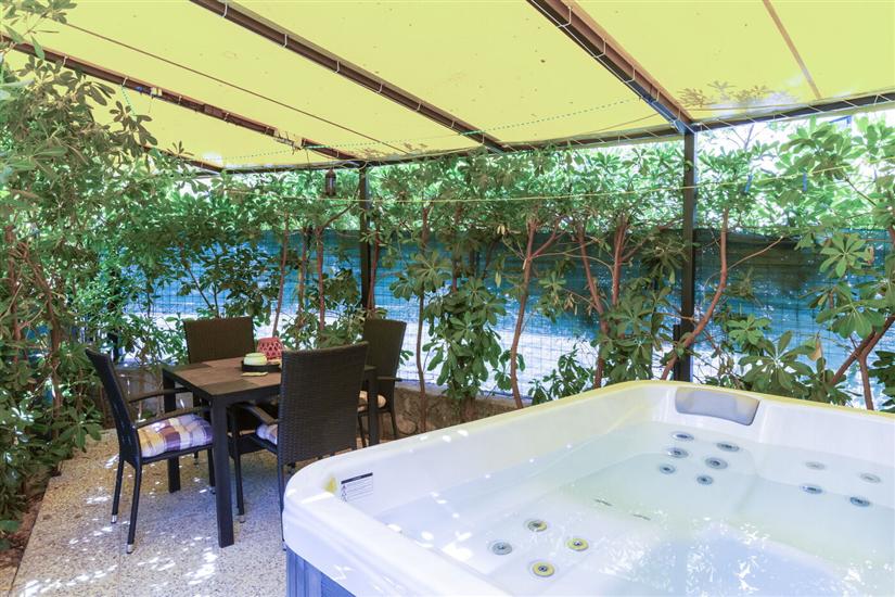 Apartment Center with jacuzzi