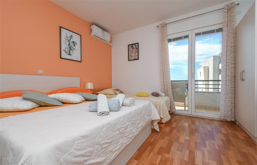 Room S2, for 3 persons