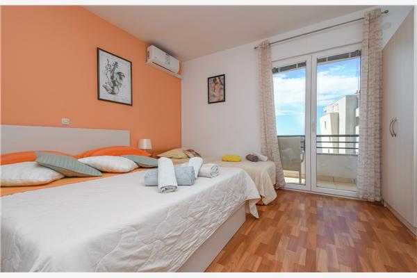 Room S2, for 3 persons