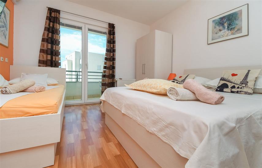 Room S1, for 3 persons