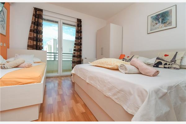 Room S1, for 3 persons