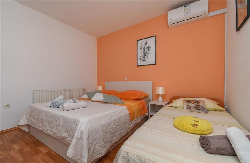 Room S2, for 3 persons