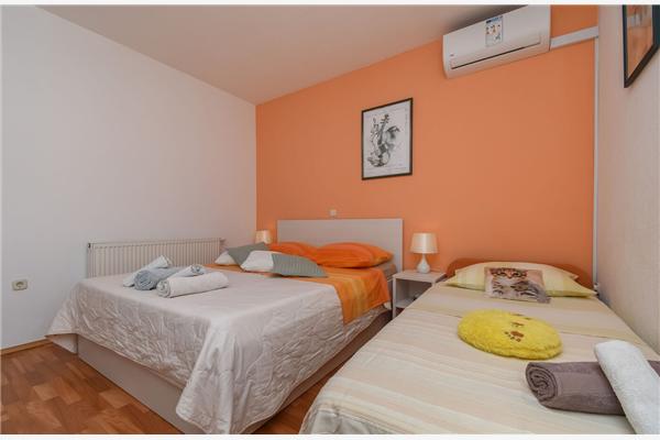 Room S2, for 3 persons