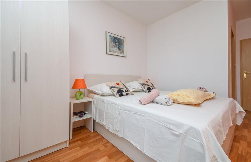 Room S1, for 3 persons