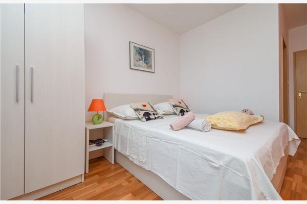 Room S1, for 3 persons