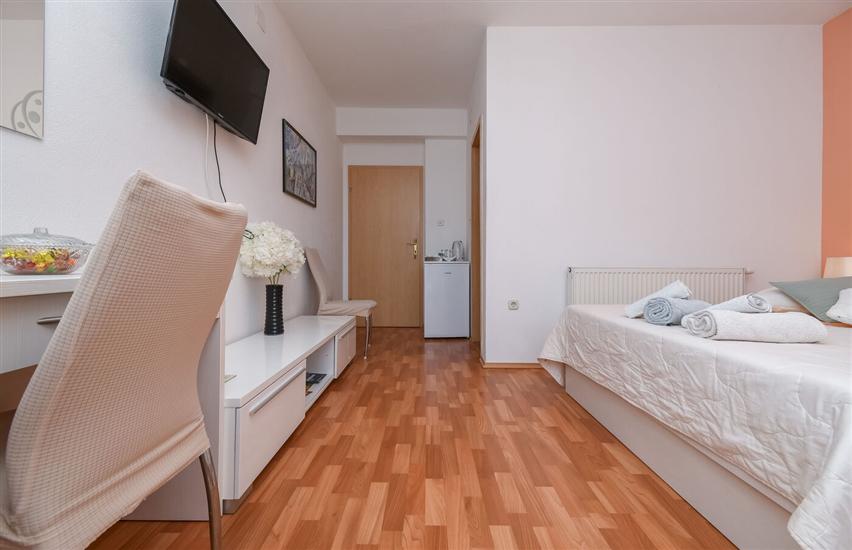 Room S2, for 3 persons