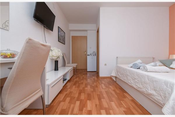 Room S2, for 3 persons