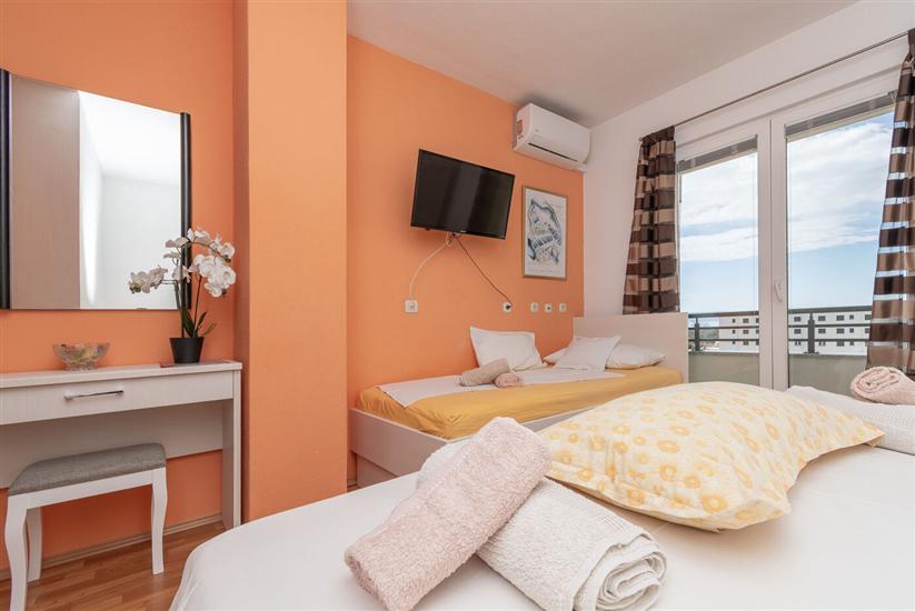 Room S1, for 3 persons