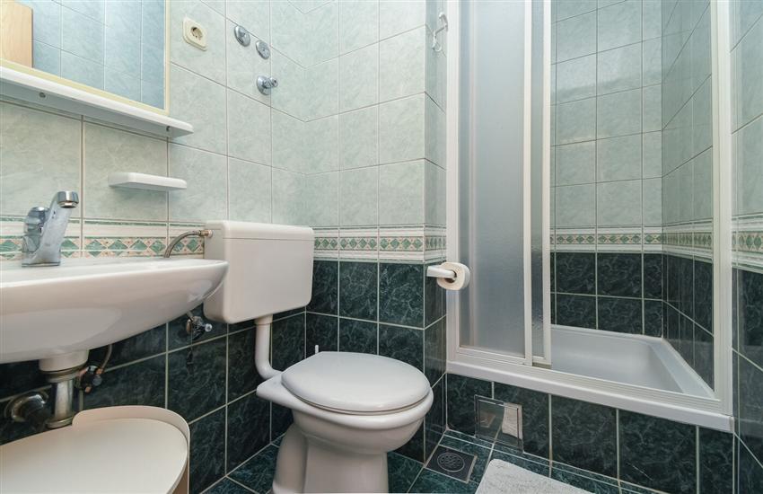 Room S2, for 3 persons