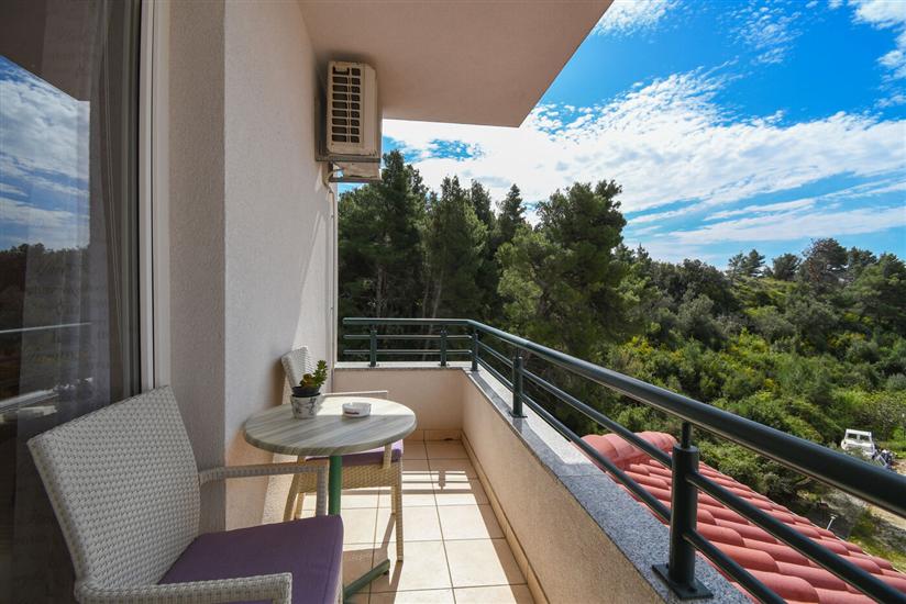 Room S2, for 3 persons