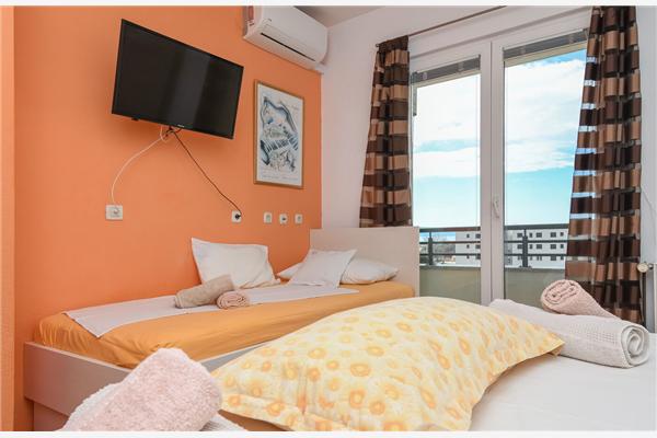 Room S1, for 3 persons