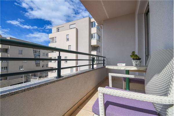 Room S2, for 3 persons