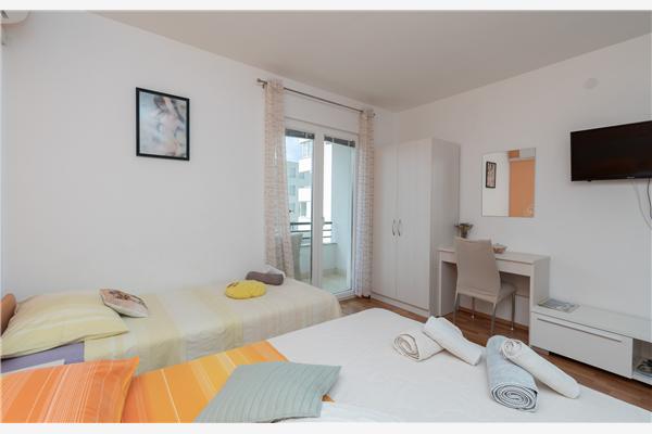 Room S2, for 3 persons