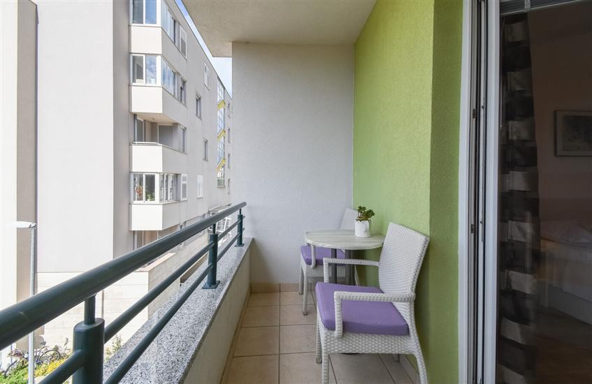 Room S1, for 3 persons