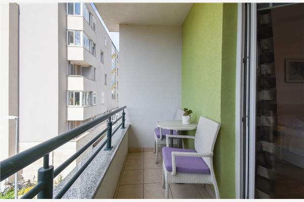 Room S1, for 3 persons