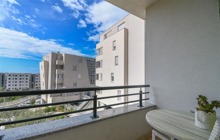 Room S1, for 3 persons