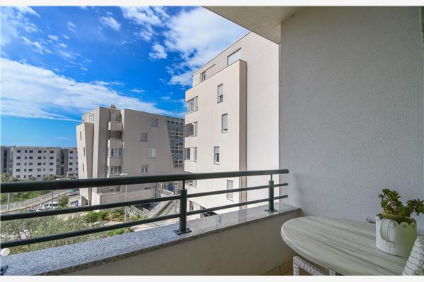 Room S1, for 3 persons